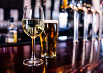 Informe advierte rastros de herbicida en cervezas y vinos