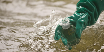 Investigador combina microorganismos e ingeniería para limpiar agua