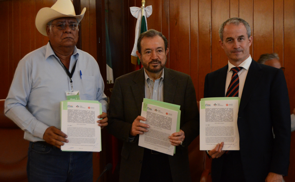 Firman convenio para fortalecer seguros del sector agropecuario