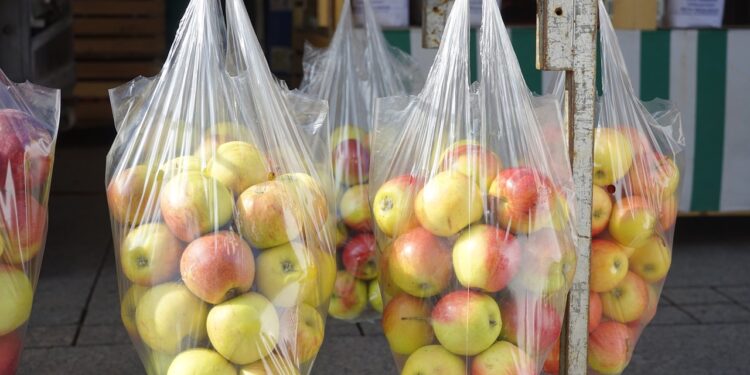 Empresas crean bolsas biodegradables con papa y alcohol