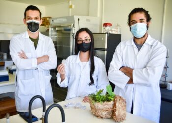 Estudiantes desarrollan productos biodegradables con residuos y hongos