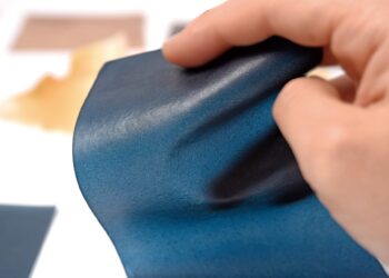 Diseñadora crea un biomaterial a base de residuos de frutas y algas