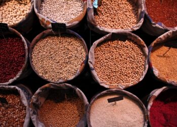 Precios mundiales de los alimentos suben 28,1 % interanual en 2021