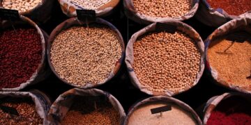 Precios mundiales de los alimentos suben 28,1 % interanual en 2021