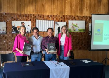La AMHPAC y Ceickor firman convenio para fortalecer la horticultura protegida
