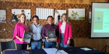 La AMHPAC y Ceickor firman convenio para fortalecer la horticultura protegida