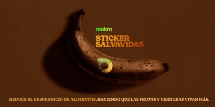 Supermercado coloca “stickers salvavidas” para evitar desperdicio de frutas y hortalizas