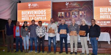 Floricultores alistan cosecha de nochebuena para la época navideña